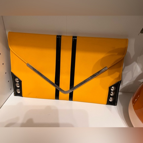 Across the shoulder or carry in your hand. - Picture 4 of 5